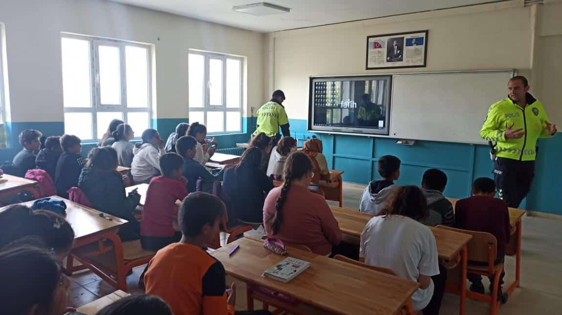 Trafik güvenliği eğitimi okulumuz öğrencilerine İlçe Emniyet müdürlüğü Trafik polisleri Caner ve Atilla beyler tarafından verildi .