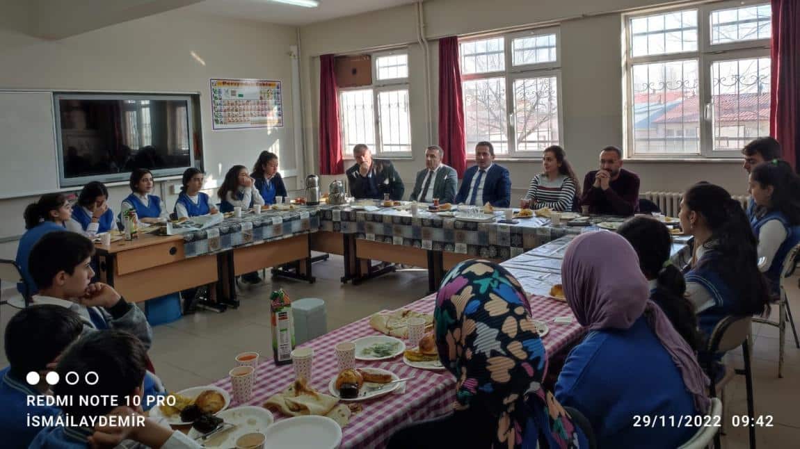 İlçe Milli Eğitim Müdürümüz Hakan Çınar ve Şube Müdürümüz Murat Ergün 8. sınıf öğrencilerimizle kahvaltıda buluştular.