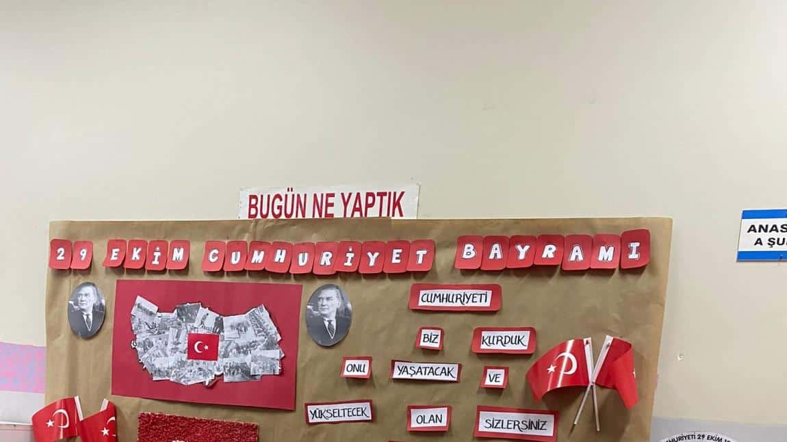 Cumhuriyetimizin Kuruluşunun 101. Yılı Vesilesi İle Okul Öncesi Öğretmenlerimiz Serap GÜRPINAR ve Şeymanur AŞÇIOĞLU ile öğrencilerimizin hazırladıkları panomuz tamamlanmıştır.